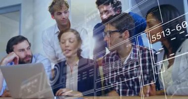 Ofis ekibi dizüstü bilgisayarın etrafında toplanıyor. İş verilerini analiz ederken dijital grafik örtüşmeleri başlatıyorlar. İşbirliği, takım çalışması, analitik, yenilik, iletişim, modern, profesyonel