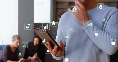 Adam teknoloji salonuna elinde tabletle giriyor yüzen ikonlar fırlatıyor ve yeşil görüşler için veri çalıyor. Teknoloji, işbirliği, sürdürülebilirlik, veri görselleştirme, çevre dostu, modern çalışma alanı, analitik