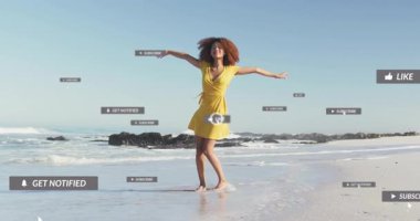 Sahilde dönen bir kadın. Sudan çıkmış ikonlar gibi yüzüyor. Sosyal medyanın ilgisini arttırıyor. Plaj, dans, kutlama, canlı, açık hava, doğal özgürlük
