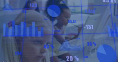 Çocuk resim sehpasındaki boya karıştırma animasyon bar ve pasta grafiklerini canlandırarak eğitimin ilerlemesini görselleştiriyor. Çocuklar, eğitim, yaratıcılık, veri görselleştirme, işbirliği, öğrenme, sanatsal gelişim