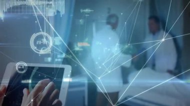 Kadın doktor tablet ekranı tıkırdatıyor ve tıbbi kaplamayı yansıtıyor. Sonra da hayati belirtileri gösteriyor. Tıbbi, teknoloji, yenilik, sağlık, tanı, dijital, hasta