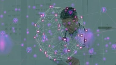 Erkek doktor parlayan ikonlarla dönen tıbbi holografik küre üzerinde çalışırken tableti tıkırdatıyor. Tıbbi, teknoloji, yenilik, fütüristik, sağlık, analitik, dijital