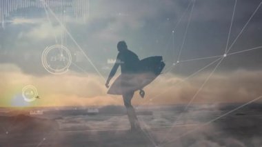 Sörf yapmak için günbatımı sahiline sörf tahtası taşıyan sörfçü köpeklerin koştuğunu gösteriyor. Sahil, macera, fütüristik, açık hava, sükunet, hareket, arkadaşlık