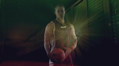 Spor atleti göğsünden gelen altın ışık titreşimi, koridorun basketbol tutuşunu ayarladığını gösteriyor. Sporcu, spor, fitness, enerji, kararlılık, azim, minimalizm