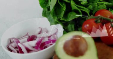 Dilimlenmiş soğan marulu ve avokado animasyon grafiklerinin üzerinde HUD elementleri görülüyor. Taze üretim, sağlık, beslenme, veri görselleştirme, aşçılık, organik, modern