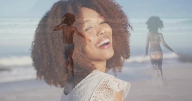 Anne kamerayı etkinleştiriyor plaj dalgaları üzerinde yürüyen kız çocuğu gezdiriyor pazarlama yapıyor. Aileler, açık hava, neşe, eğlence, doğal yaşam tarzı, hayat dolu