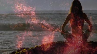 Kadın suyun kenarında diz çökmüş yoga hareketine başlıyor. Ateşli eş zamanlı dalgalarla meditasyona başlıyor. Dinginlik, farkındalık, maneviyat, akış, doğa, enerji, gençleşme