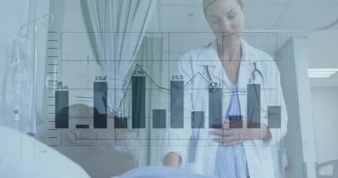 Doktor, perdeyi çektikten sonra el ele tutuşarak hastayı izlemek için hayati organları kaydırıyor. Tıbbi, sağlık, klinik, tanı, profesyonel, hasta bakımı, teknoloji