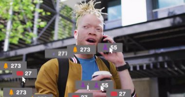 Pazarlamacı telefonla konuşuyor, kahvesini yudumluyor ve AR sosyal medya simgelerini izliyor. Kentsel, teknoloji, modern, yaşam tarzı, iletişim, yenilik, dijital