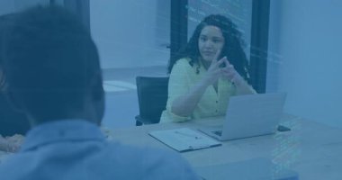 Sunucu öne doğru kayıyor ve iş ölçümlerini üst üste çizelgeler, yüzdeler ve grafiklerle açıklıyor. İşbirliği, iletişim, veri görselleştirme, profesyonel, takım çalışması, modern, sunum