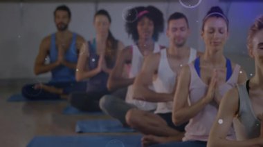 Duaya katılan yoga katılımcıları, sağlıkta meditasyonu geliştiren dijital örtüyü tetikliyor. Meditasyon, farkındalık, ahenk, dinginlik, teknoloji, maneviyat, refah