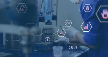 Teknisyen silindiri seçiyor ve aktifleştiriyor. Kalite için AR altıgen simgelerinin altına metal damgalıyor. Sanayi, üretim, kesinlik, otomasyon, teknoloji, mühendislik, yenilik