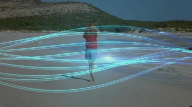 Kumsalda yürüyen bir kadın başının arkasında el kaldırıyor ve dönen teknolojinin ışık küresine neden oluyor. Yalnızlık, sükunet, ruhani, fütüristik, boş zaman, macera, sükunet