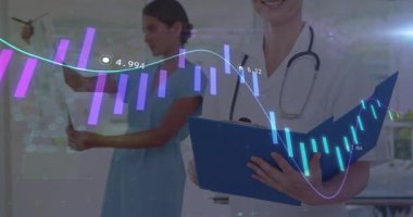 Saydam ekranı ayarlayan hemşire güncelleniyor ve doktor panoya metrik not alıyor. Tıbbi, teknoloji, yenilik, sağlık, analitik, işbirliği, fütüristik