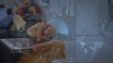 Tablet kullanan kadın doktor, hasta veri yükleme çizelgesini açıp dinleme cihazını yerleştiriyor. Dijital sağlık, tıbbi teknoloji, teletıp, klinik araştırma, sağlık izleme, sağlık hizmetleri yeniliği, gelecekteki sağlık hizmetleri