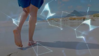 Sahilde yalınayak yürüyen bir adam merdivenleri yıkıyor. Parlak teknoloji ağı ellerinin üzerinde hologram küresi oluşturuyor. Deniz manzarası, dijital, fütüristik, bağlantı, yenilik, bilim, teknoloji