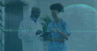 Doktor tableti hemşirenin işaret ettiği yere getiriyor. Tıbbi verileri dalga şeklindeki küreyle inceliyor. Tıbbi, sağlık, teknoloji, işbirliği, dijital, profesyonellik, yenilik