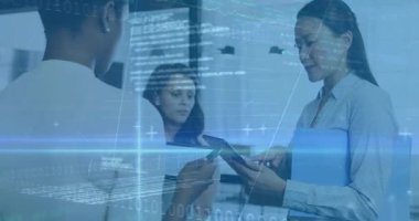 Animasyon çizelgesi yanlama başlatılıyor veri incelemesi başlatılıyor, iş ekibi işaret ediyor, kaydırma tableti. İşbirliği, takım çalışması, analitik, modern, profesyonel, yenilik, dijital