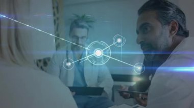 Tıbbi ekip hasta verilerini ve tabletleri inceliyor, genişleyen ağ düğümleri başlatılıyor. İşbirliği, sağlık, dijital, analitik, takım çalışması, teknoloji, yenilik