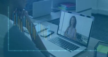 Kadın işe başlarken ekranda sese tepki gösteren el kol hareketi yaparak sohbet etmeye başlıyor. İşbirliği, iletişim, profesyonellik, dijital, arayüz, modern, etkileşim