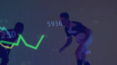 Rugby oyuncusu koşu topunu tutarken defans oyuncusu spor analitik kaplamalarıyla mücadele ediyor. Sporcular, rekabet, hareket, yoğunluk, fitness, dinamik, veri görselleştirmesi