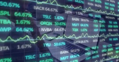 Bilgisayara yansıyan şeffaf finans örtüsü, hisse senetleri ve piyasa riskini gösteren tablolar. Finans, borsa, veri görselleştirme, modern çalışma alanı, dijital analizler, yatırım, iş teknolojisi