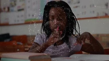 Dijital kaplama, kıvılcım saçan öğrencinin kalem yazması, sınıf arkadaşının çalışma kitabına girmesi. Bağlantı, işbirliği, eğitim, yenilik, gençlik, odaklanma, öğrenme