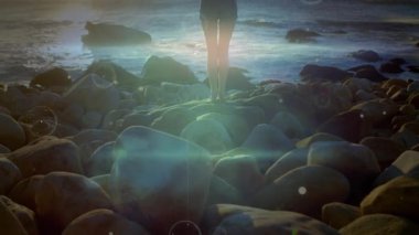 Kamera, kayaların üzerinde zıplayan bir kadını gösteriyor. Teknolojik HUD grafikleri okyanus üzerinde hareket ediyor. Doğa, manzara, dinginlik, macera, yenilik, minimalizm, dijital