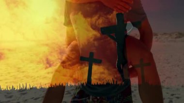 Çiftler gülüyor. Teknoloji tanıtımı için güneşli plajda hareketli çapraz siluetler yükseliyor. Eğlence, macera, uyum, coşku, kutlama, açık hava, huzur