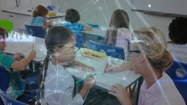 Öğretmenin eğilip eğitime başlaması, renkli kalemlerle rehberlik etmesi. Sınıf, eğitim, akıl hocalığı, öğrenme, eğitim, akademik, iletişim