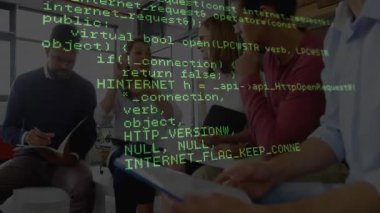 Çalışma ekibi lobideki diyagramları inceliyor, kodları başlatan notlar veri akışını gösteriyor. İşbirliği, takım çalışması, beyin fırtınası, iletişim, yenilik, modernlik, dijital teknoloji