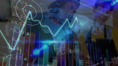 Çalışma ekibi tablet tıklamayla masa ve tepe ve vadiyi inceliyor. Veri görselleştirme, takım çalışması, şirket, analiz, dijital, yenilik, profesyonel