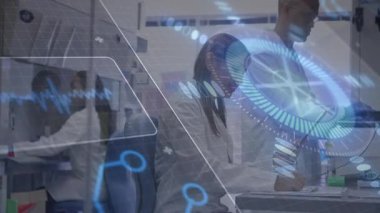 Erkek bilim adamı laboratuvara giriyor ve veri yazarken meslektaşlarına tableti gösteriyor. İşbirliği, yenilik, teknoloji, analiz, takım çalışması, araştırma, veri