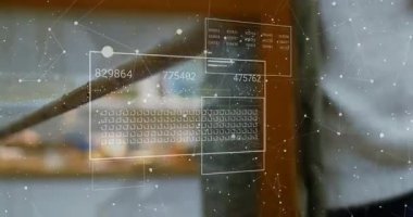 Boş çerçeve teknolojiyi ortaya çıkarıyor. HUD bisiklet panelleri ve kadın verileri analiz etmeye başlıyor. Gelecekçi, analitik, dijital, yenilik, iç mekan, konsantrasyon, veri görselleştirme