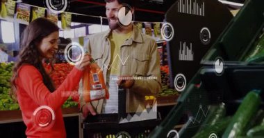 Bakkal üretim reyonuna bakan çiftler, fiyat kontrolü için havuç kaldıran kadınlar ve çizelgeleri başlatan kadınlar. Taze ürün, süpermarket alışverişi, sağlıklı yaşam tarzı, market, dijital analiz, tüketici davranışı, perakende satış ortamı