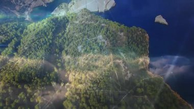 Dijital ağ düğümleri atarken, veri haritasını görselleştirirken, çam yarımadası üzerinde kamera yayılıyor. Doğa, kıyı şeridi, dijital, bağlantı, veri, teknoloji, manzara