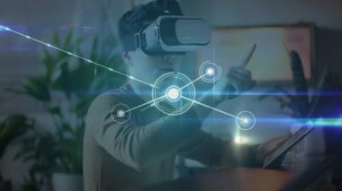 VR kulaklık takan bir adam tablet tıklayarak ağ düğümlerini çalıştırıyor. Teknoloji tanıtımı için veri topluyor. Fütürist, dolambaçlı, bağlantı, dijital, teknoloji, girişim, etkileşimli