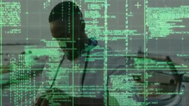 İHA operatörü kumandayı kaldırıyor ve liman kenarındaki kumandayı uçuş için ayarlıyor. Teknoloji, macera, açık hava, yenilik, eğlence, keşif, ekipman