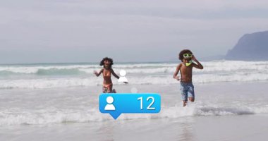 Sörf yapan kardeşler, takipçi sayım baloncuklarını başlatarak sosyal medya takipçilerini arttırıyorlar. Sahil, sahil, çocuklar, macera, dinamik, canlı, açık hava