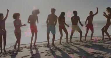 Kıyı şeridinde dans eden arkadaşlar dövüşe tepki göstererek, pazarlama için yıldız şeklinde grafikler gösteriyorlar. Plaj giysisi, kutlama, canlı, enerjik, yaz, birlik, hareket