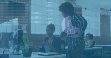 İki meslektaş masadaki verileri tartışıyor, ortaya çıkan, turtayı işaretleyen, bar, dünya haritası. İşbirliği, analitik, kurumsal, modern, iş, takım çalışması, sunum