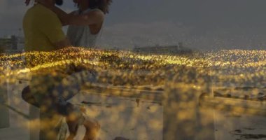 Korkuluklara tırmanan bir çift öpüşürken, altın kaplama yükselen seyahatleri destekliyor. Romantizm, samimiyet, huzur, deniz kenarı, gün batımı, şefkat, bağlantı