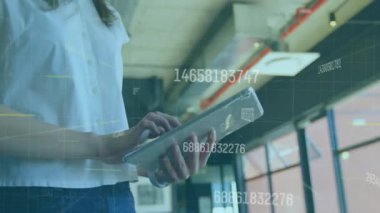 Kadın tablet ekranını tıklatıyor, kodlu verileri gözden geçirmeye çalışıyor, teknoloji ofisindeki şebeke hatları. Futuristik, dijital, yenilik, üretkenlik, modernlik, arayüz, teknoloji