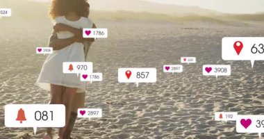 Plajda koşan çift, sosyal medya çanları çalarken kucaklaşıyorlar. Romantik, şefkat, bağlantı, kutlama, neşe, mutluluk, doğallık