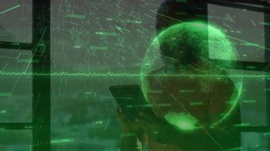 İş adamı, iş görüşü için hologram veri küresi büyümesini başlatan tabletleri teker teker kaydırıyor. Teknoloji, yenilik, fütürizm, analitik, dijital, veri görselleştirme, kurumsal