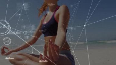 Kamera yoga minderine odaklanıyor, biyometrik örtüleri gösteren plaj meditasyonunu gösteriyor. Dinginlik, farkındalık, sağIık, sükunet, zindelik, doğal, manzaralı