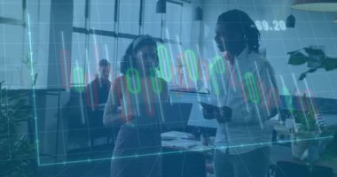 Animasyon finans grafikleri güncellenirken bilgisayarları eğip tableti tıkırdatan meslektaşlar verileri analiz ediyorlar. Finansal, takım çalışması, yenilik, modern, dijital, analiz, profesyonel