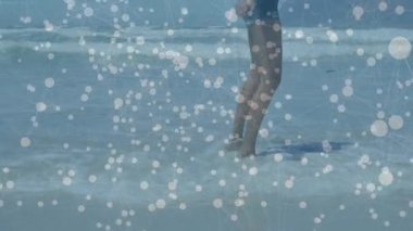 Kadın gezgin sörf yapıyor, yürüyor ve seyahat esin kaynağı olarak animasyon dalgaları yaratıyor. Sahil, sahil, su, kıyı, gelgit, dinginlik, doğa