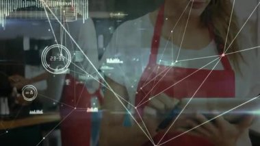 Kahve dükkanını gösteren veriler, barista 'nın baristaya tıkladığını, tablet detaylarını, içki siparişini doğruladığını gösteriyor. Teknoloji, kafe, modern, iletişim, yenilik, takım çalışması, dijital