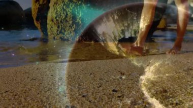 Çevresel teknolojiyi keşfetmek için çakıllı suya adım atan dönen küre örtüsü oluşturan bir adam. Doğa, keşif, eko, fütüristik, su, dinginlik, yenilik